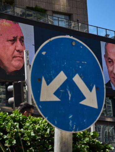 Werbung in Israel, auf der der israelische Ministerpräsident Benjamin Netanjahu (r) und sein wichtigster Rivale bei der Parlamentswahl am 27. Oktober, Gadi Eisenkot, zu sehen ist. (Archivbild)