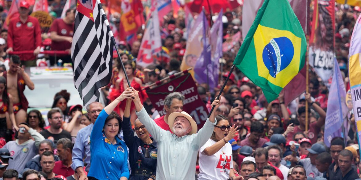 Der Linkspolitiker Lula wurde zum Sieger der Präsidentenwahl erklärt.