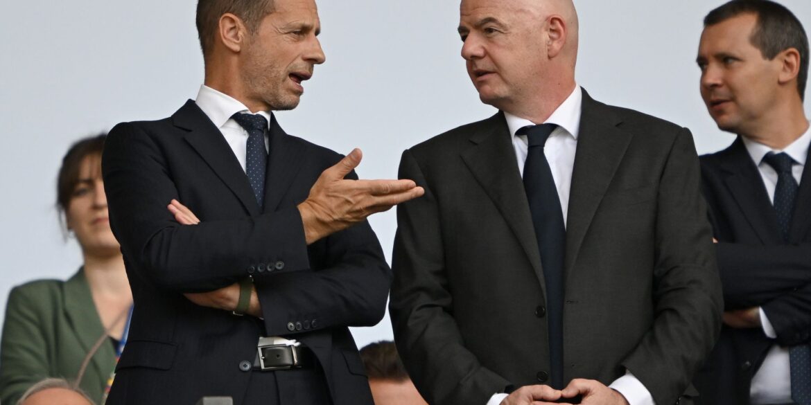 Aleksander Ceferin (l) will UEFA-Präsident bleiben und fordert nicht Gianni Infantino (r) heraus.
