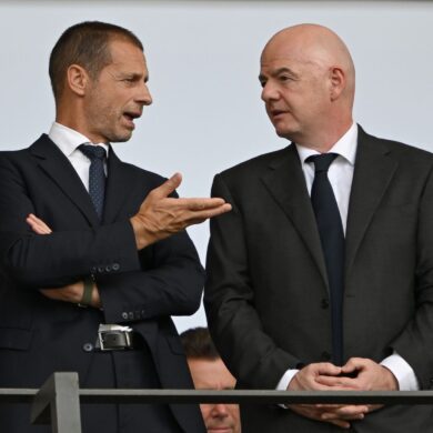 Aleksander Ceferin (l) will UEFA-Präsident bleiben und fordert nicht Gianni Infantino (r) heraus.