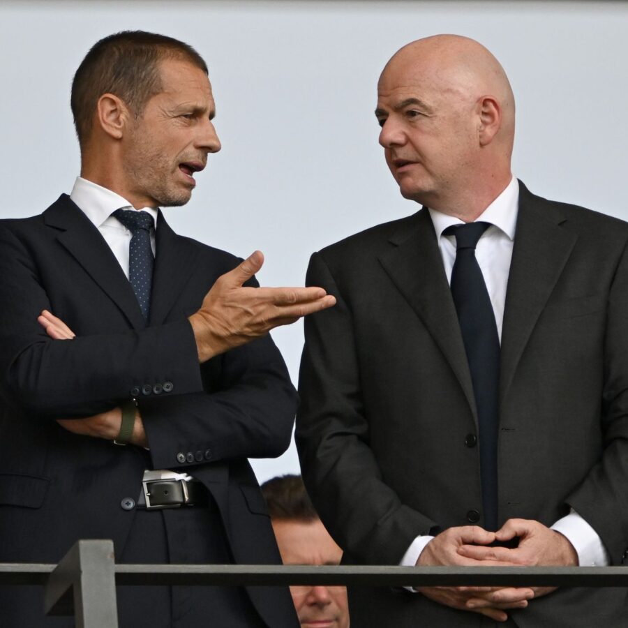 Aleksander Ceferin (l) will UEFA-Präsident bleiben und fordert nicht Gianni Infantino (r) heraus.