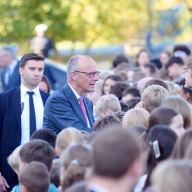 Vor 51 Jahren machte Friedrich Merz in Rüthen sein Abitur, nun ist er als Bundeskanzler zu Gast.