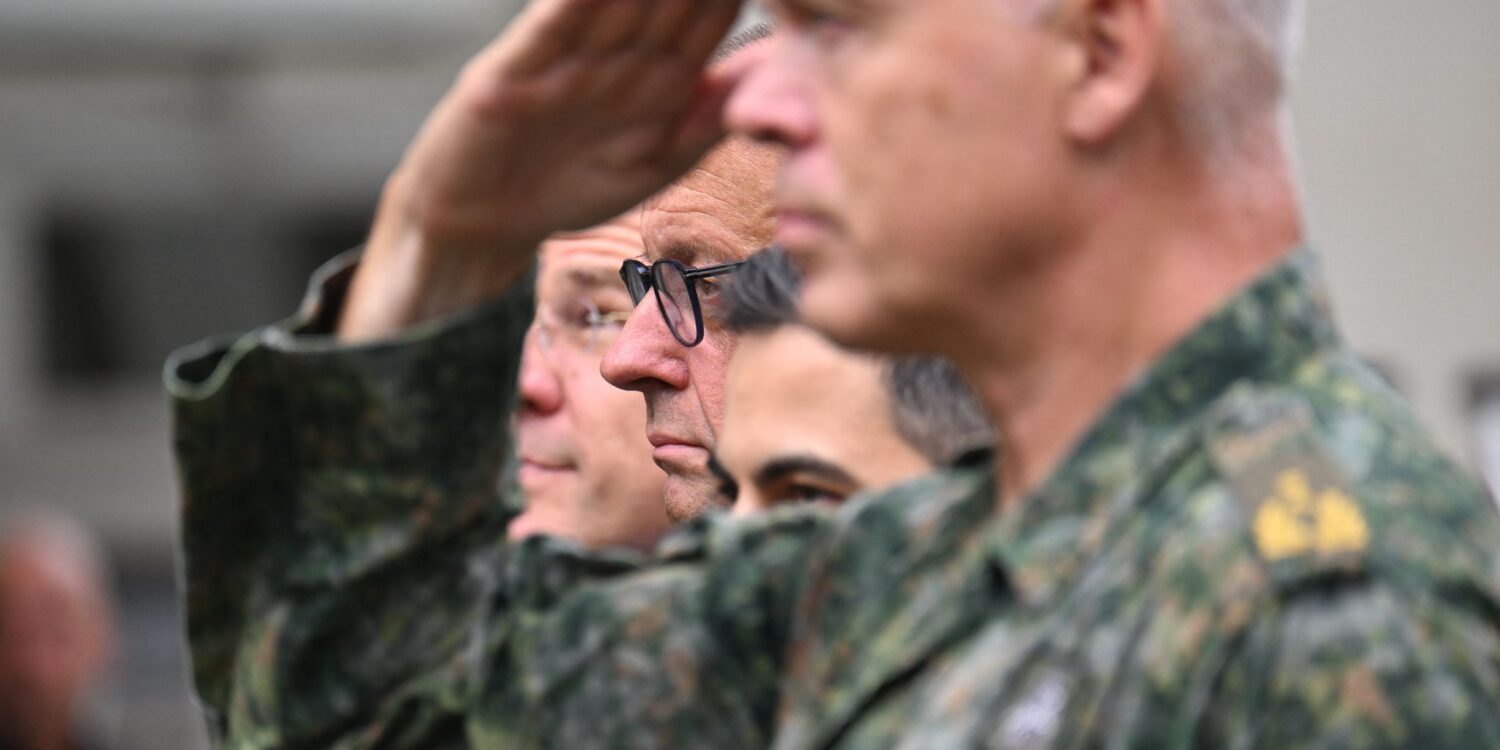 Salutieren für den Kanzler beim Besuch des deutsch-niederländischen Corps.
