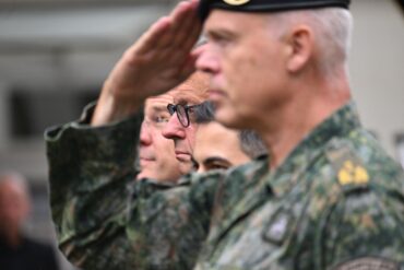 Salutieren für den Kanzler beim Besuch des deutsch-niederländischen Corps.