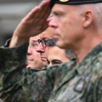 Salutieren für den Kanzler beim Besuch des deutsch-niederländischen Corps.