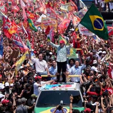 Lula mobilisiert zum letzten Mal vor der Stichwahl die Massen.