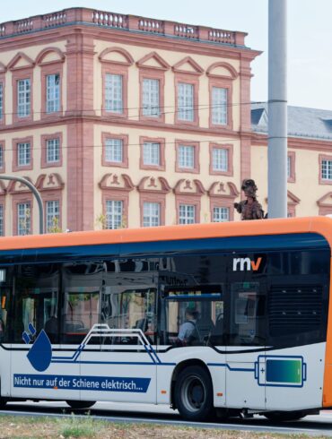 Mannheim zählt mit Freiburg und Karlsruhe zu den Spitzenreitern bei der Umstellung auf batteriebetriebene Elektrobusse. (Archivbild)
