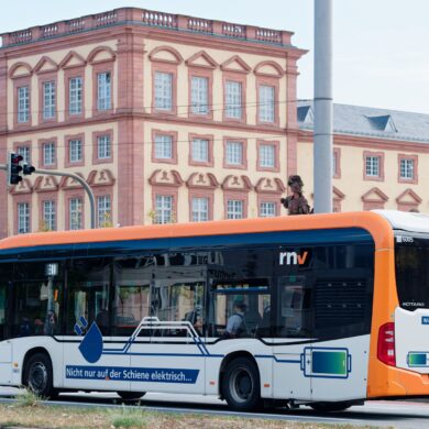Mannheim zählt mit Freiburg und Karlsruhe zu den Spitzenreitern bei der Umstellung auf batteriebetriebene Elektrobusse. (Archivbild)
