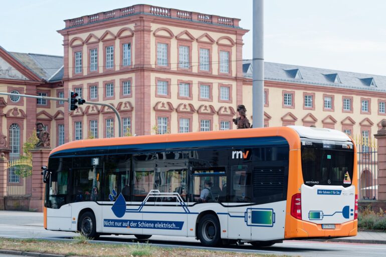 Mannheim zählt mit Freiburg und Karlsruhe zu den Spitzenreitern bei der Umstellung auf batteriebetriebene Elektrobusse. (Archivbild)