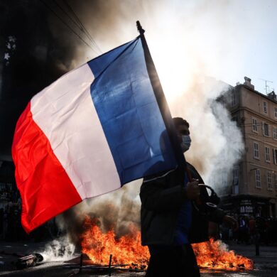 Bei den Protesten in Frankreich kam es erneut zu Sachbeschädigungen und Zusammenstößen von Krawallmachern mit der Polizei.