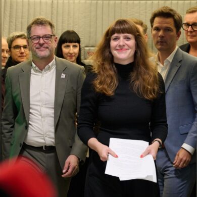 Für Linke, Grüne und SPD - hier Spitzenpolitiker der drei Parteien auf dem Weg zu einem Pressestatement - ist der Weg zu einer Koalition in Berlin noch weit. (Archivbild)