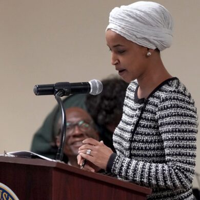 Bundesbeamte haben laut US-Medien eine Durchsuchung bei der linken demokratischen US-Abgeordneten Ilhan Omar durchgeführt. (Archivbild)