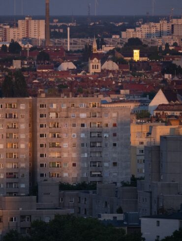 In Berlin fehlen Wohnungen und nicht nur dort. Doch kann das Land Wohnungskonzerne zwingen, sie abzugeben? Und könnte der Bund das Land daran hindern? (Archivbild)