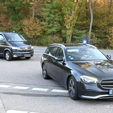 Zivile Polizeifahrzeuge fahren am Vormittag mit Blaulicht auf das Gelände des Bundesgerichtshofes. Ob der unter Spionageverdacht stehende frühere Präsident des Bundesnachrichtendienstes, August Hanning, in einem der Autos sitzt, ist unbekannt.