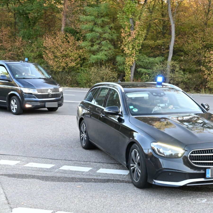 Zivile Polizeifahrzeuge fahren am Vormittag mit Blaulicht auf das Gelände des Bundesgerichtshofes. Ob der unter Spionageverdacht stehende frühere Präsident des Bundesnachrichtendienstes, August Hanning, in einem der Autos sitzt, ist unbekannt.