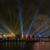 Eine Drohnenshow anlässlich des 25-jährigen Jubiläums von "Der König der Löwen" illuminiert mit Figuren des Musicals den Hamburger Hafen.