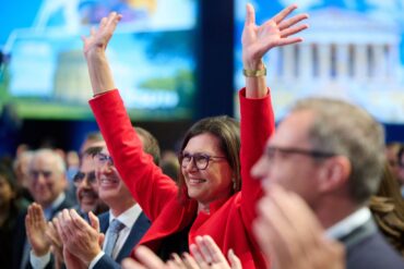 Von den Delegierten gibt es Jubel für Ilse Aigner.