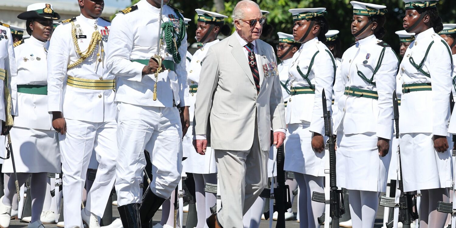 Der britische König Charles III. besucht die Bahamas und trifft Mitglieder der Streitkräfte des Landes.