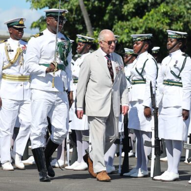 Der britische König Charles III. besucht die Bahamas und trifft Mitglieder der Streitkräfte des Landes.