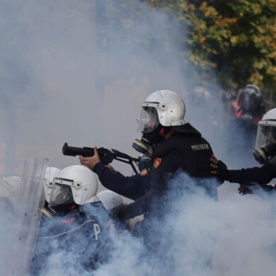 Polizisten in Albaniens Hauptstadt Tirana setzte Tränengas gegen Demonstranten ein.