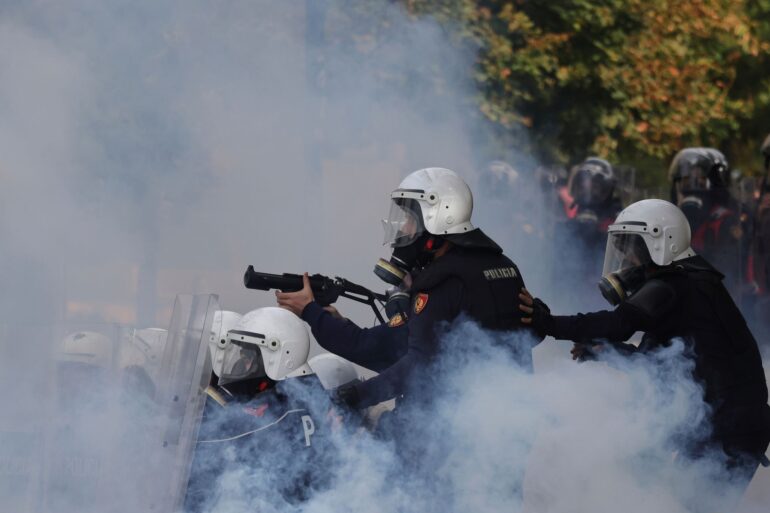 Polizisten in Albaniens Hauptstadt Tirana setzte Tränengas gegen Demonstranten ein.