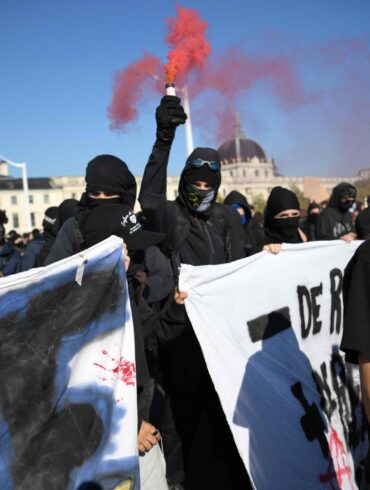 In vielen französischen Großstädten formierten sich Protestzüge.