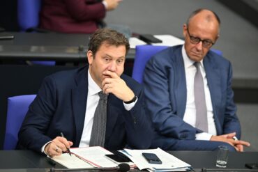 Merz und Klingbeil wirkten nachdenklich im Bundestag.