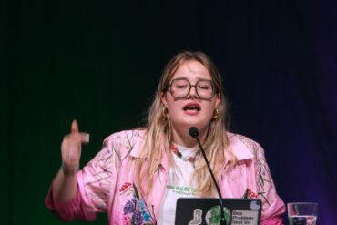 Grüne-Jugend-Chefin Henriette Held setzt wie die Grüne Jugend insgesamt auf Abgrenzung zum Kurs von Kanzler Friedrich Merz (CDU).