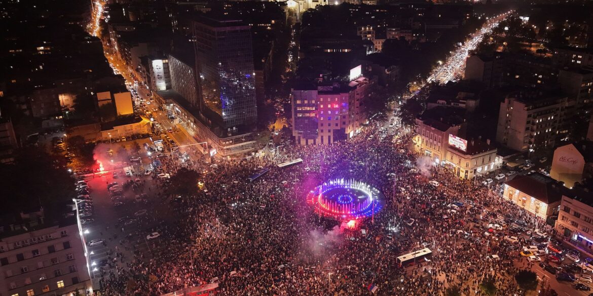 Auf dem Belgrader Slavija-Platz feierten die Menschen Vucics Wahlniederlage.