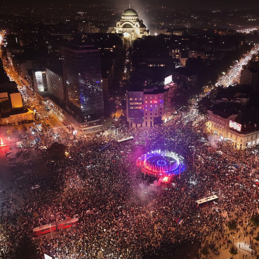 Auf dem Belgrader Slavija-Platz feierten die Menschen Vucics Wahlniederlage.