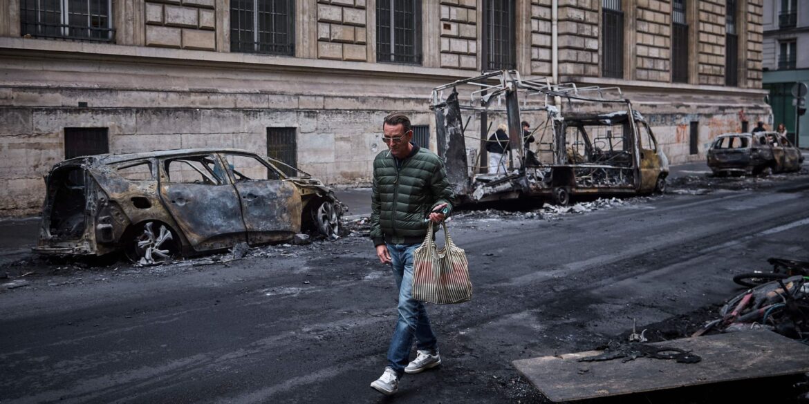 In Paris und anderen Städten hinterließen Randalierer eine Spur der Verwüstung.