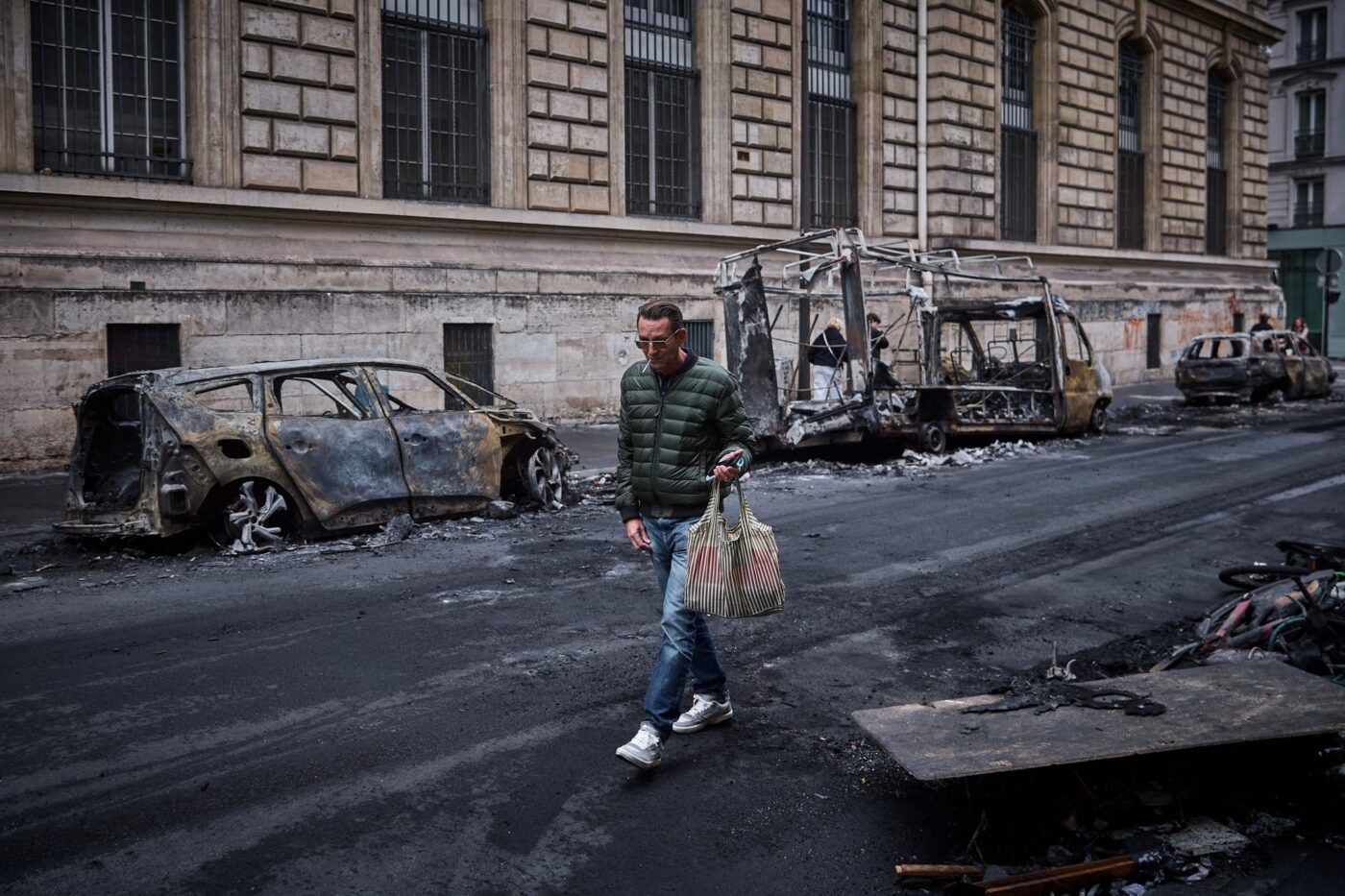 In Paris und anderen Städten hinterließen Randalierer eine Spur der Verwüstung.