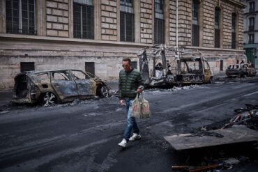 In Paris und anderen Städten hinterließen Randalierer eine Spur der Verwüstung.