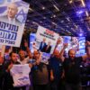 Anhänger der Likud-Partei von Regierungschef Benjamin Netanjahu feiern, weil erste Prognosen die Partei vorne sehen.