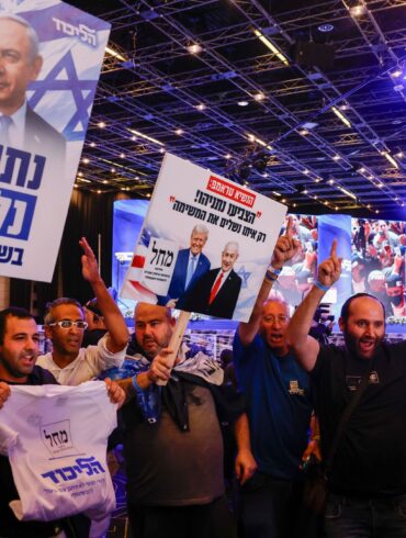 Anhänger der Likud-Partei von Regierungschef Benjamin Netanjahu feiern, weil erste Prognosen die Partei vorne sehen.