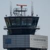Ein beschädigter Zaun am Flughafen Leipzig/Halle hat einen Polizeieinsatz ausgelöst. (Archivbild)