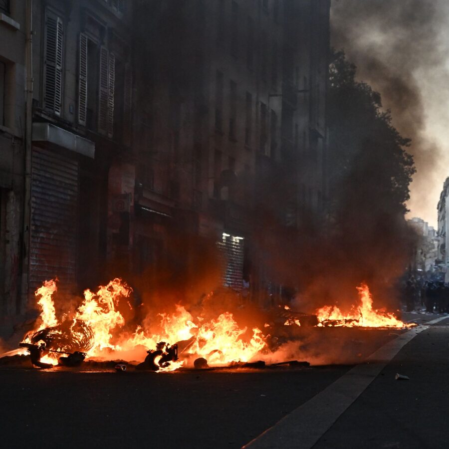 Erneut kommt es in Paris zu Zusammenstößen zwischen Randalierern und der Polizei.
