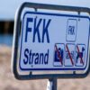 Wenn jemand nackt am Strand liegt, bedeutet das nicht, dass sie oder er dort fotografiert werden darf. (Symbolbild)