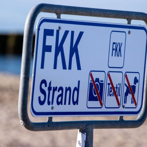 Wenn jemand nackt am Strand liegt, bedeutet das nicht, dass sie oder er dort fotografiert werden darf. (Symbolbild)