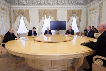 In St. Petersburg gab es etwa dreistündige Gespräche über mögliche Auswege aus dem russischen Angriffskrieg gegen die Ukraine.
