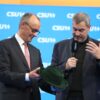 Beim letzten CSU-Parteitag bekam Merz einen Trachtenhut. Was bekommt er diesmal - außer Druck in der P-Frage?