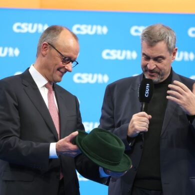 Beim letzten CSU-Parteitag bekam Merz einen Trachtenhut. Was bekommt er diesmal - außer Druck in der P-Frage?