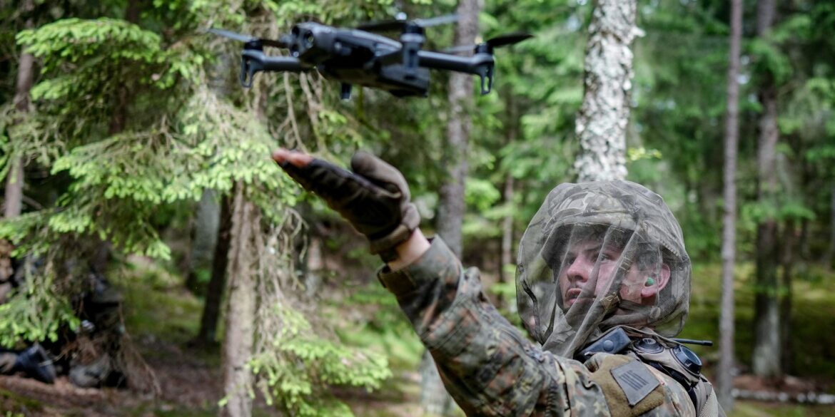 Ein Bundeswehrsoldat startet eine Aufklärungsdrohne . (Archivbild)