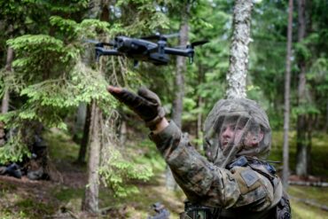 Ein Bundeswehrsoldat startet eine Aufklärungsdrohne . (Archivbild)
