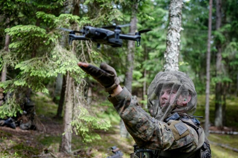 Ein Bundeswehrsoldat startet eine Aufklärungsdrohne . (Archivbild)