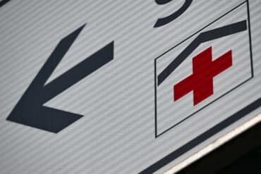 Viele Krankenhäuser in Deutschland sind tief in den roten Zahlen und stehen vor einer ungewissen Zukunft. (Symbolbild)