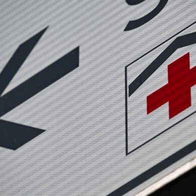Viele Krankenhäuser in Deutschland sind tief in den roten Zahlen und stehen vor einer ungewissen Zukunft. (Symbolbild)