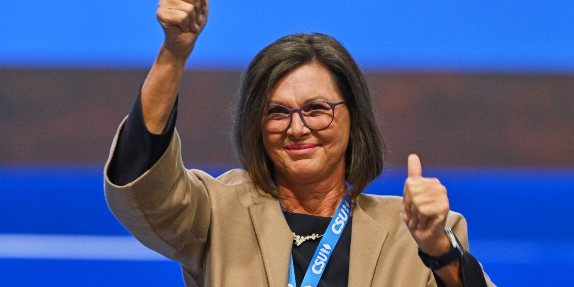 Gerührt und froh reagierte Ilse Aigner auf dem Parteitag auf den großen Rückhalt. Die 61-Jährige wird derzeit als Kandidatin der Union für das Amt des Bundespräsidenten gehandelt.