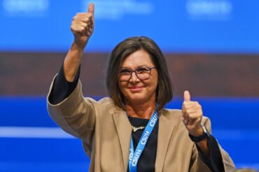 Gerührt und froh reagierte Ilse Aigner auf dem Parteitag auf den großen Rückhalt. Die 61-Jährige wird derzeit als Kandidatin der Union für das Amt des Bundespräsidenten gehandelt.