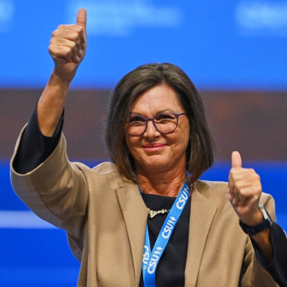Gerührt und froh reagierte Ilse Aigner auf dem Parteitag auf den großen Rückhalt. Die 61-Jährige wird derzeit als Kandidatin der Union für das Amt des Bundespräsidenten gehandelt.